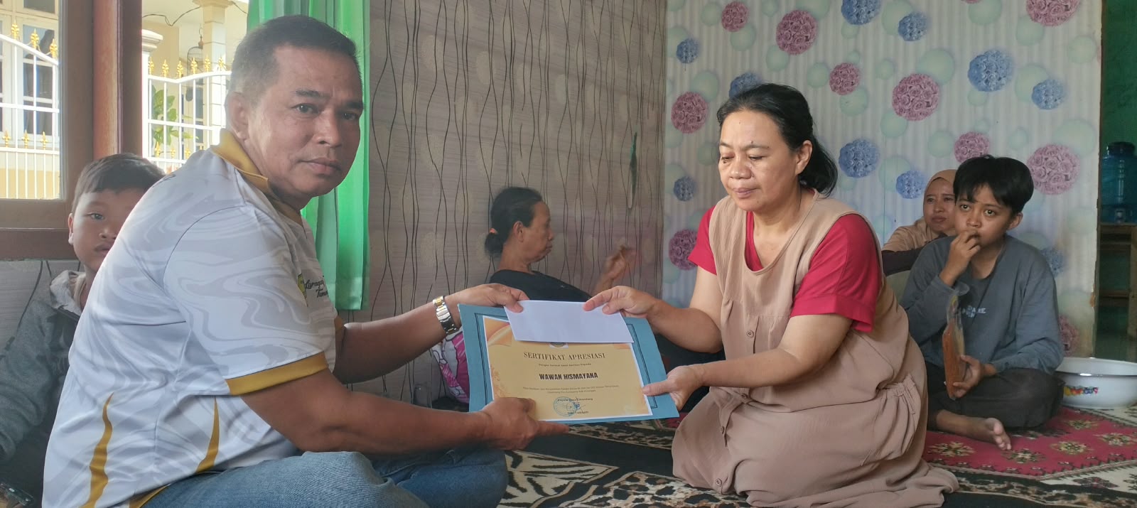 BENTUK KEPEDULIAN DAN DEDIKASI, KETUA RT 004 RW 002 DESA CIKANDANG WAWAN HISMAYANA TERIMA APRESIASI